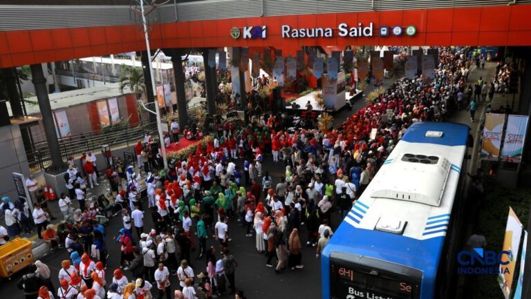 Warga Jakarta meramaikan CFD di Rasuna Said