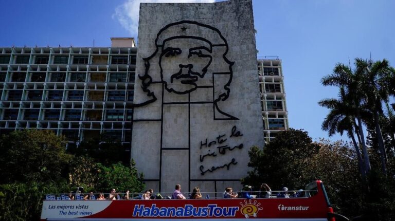 serangan militer ke Kuba oleh Trump