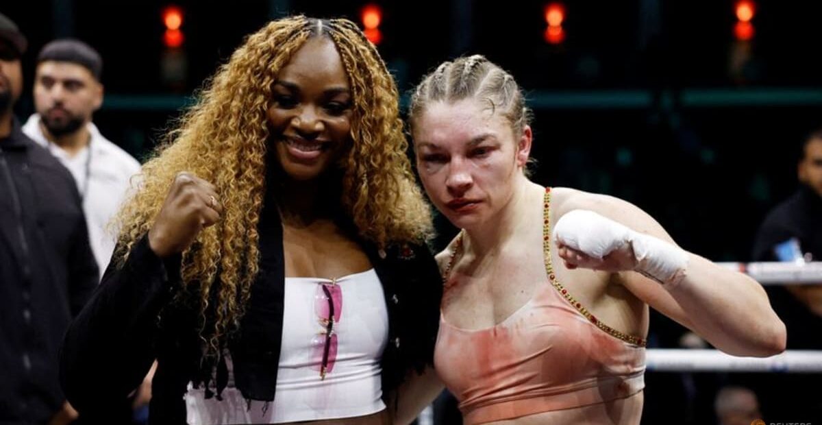 Claressa Shields dan Lauren Price dalam pertarungan tinju
