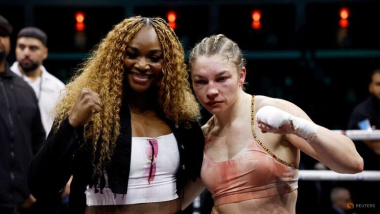 Claressa Shields dan Lauren Price dalam pertarungan tinju